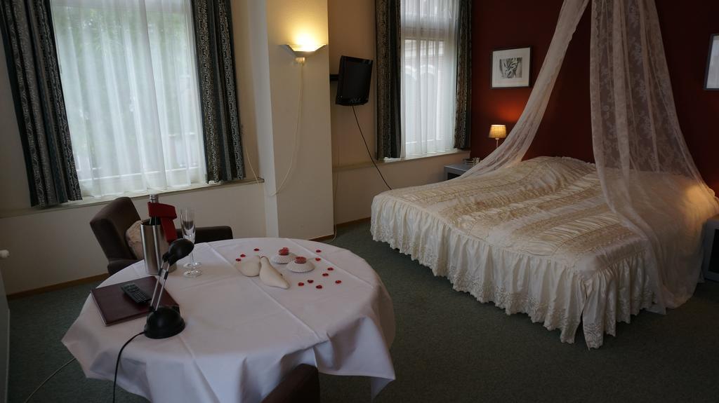Hotel Het Gemeentehuis Uithuizen Экстерьер фото